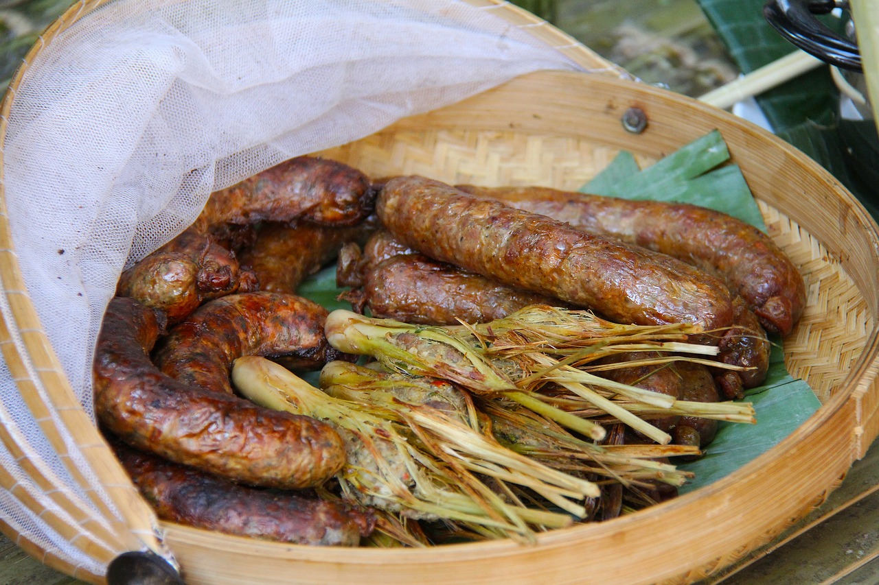 双汇火腿肠一直以来都是消费者喜爱的肉类食品，然而，一名女子在食用双汇火腿肠时，竟然吃出了眼镜状异物，这一事件引起了广泛关注。