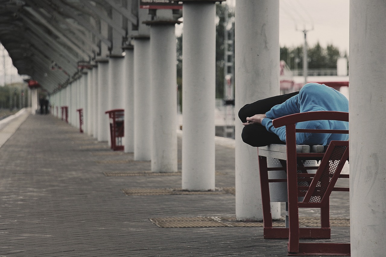 夫妻酒后打架开车到派出所，这是一个令人惊讶的事件。在这个故事中，我们将会看到两个主要角色，丈夫和妻子，他们在酒后发生争执，最终决定开车前往派出所解决。这个事件不仅涉及到家庭暴力，还涉及到酒后驾车等社会问题。