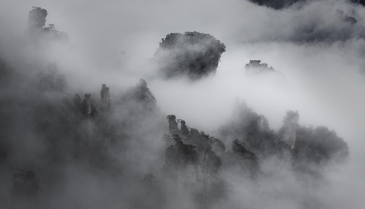 锦绣安宁，是一首经典的古诗词，诗中描绘了山水的美景，表达了诗人对自然的热爱和赞美。而在这首诗的意境中，我们不禁想象出一位前夫哥与白月光之间的情感纠葛。