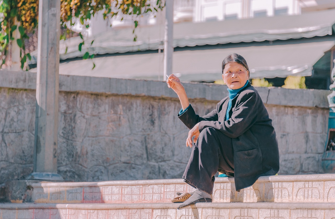 藏匿孩童背后的悲剧与反思，一位母亲将女儿藏匿于抽屉至三岁的后果与启示